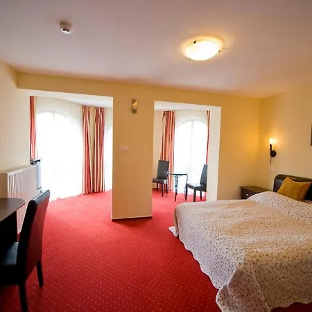 Kek Oeboel Panzio Bed & Breakfast Balatonfůzfő