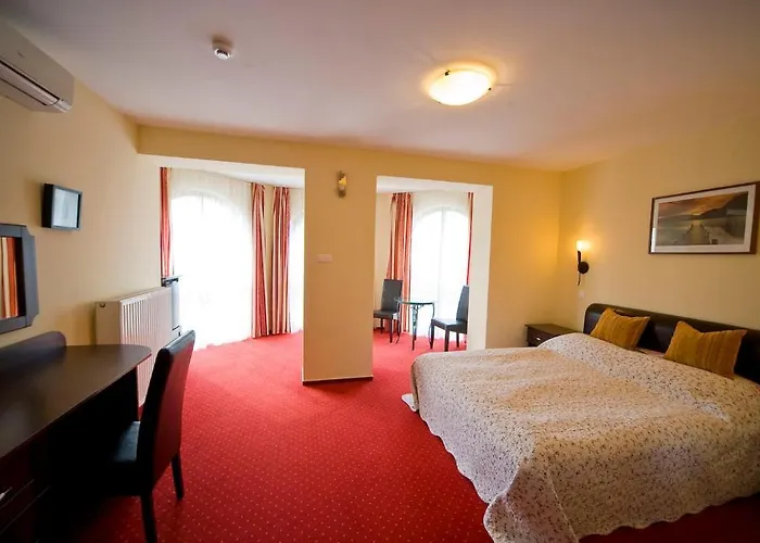 Kek Oeboel Panzio לינה וארוחת בוקר Balatonfůzfő