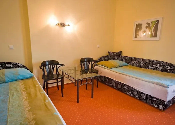 Kek Oeboel Panzio לינה וארוחת בוקר *