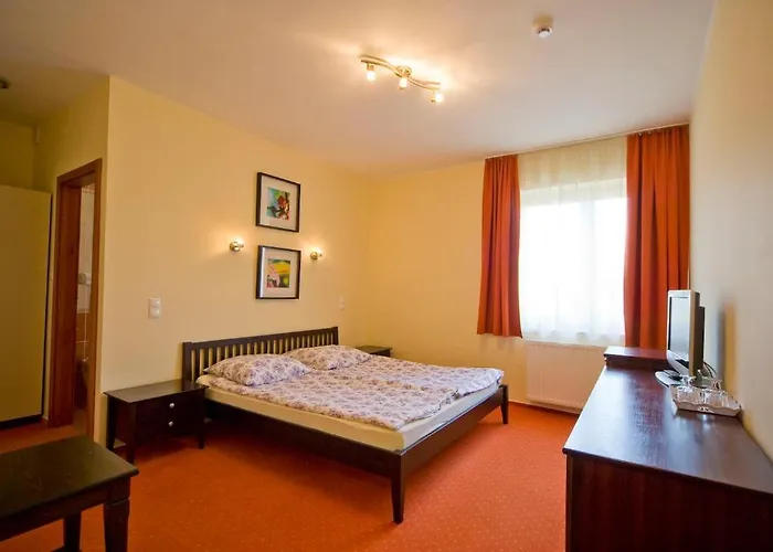 Kek Oeboel Panzio לינה וארוחת בוקר *