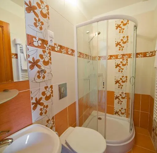 Kek Oeboel Panzio לינה וארוחת בוקר