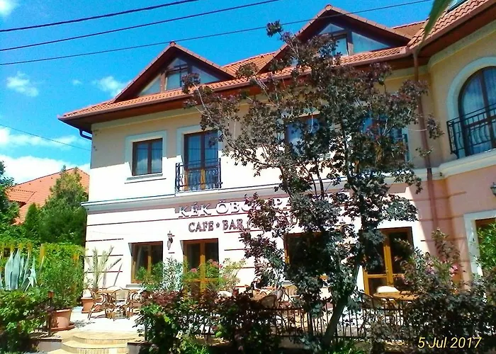 Kek Oeboel Panzio לינה וארוחת בוקר *