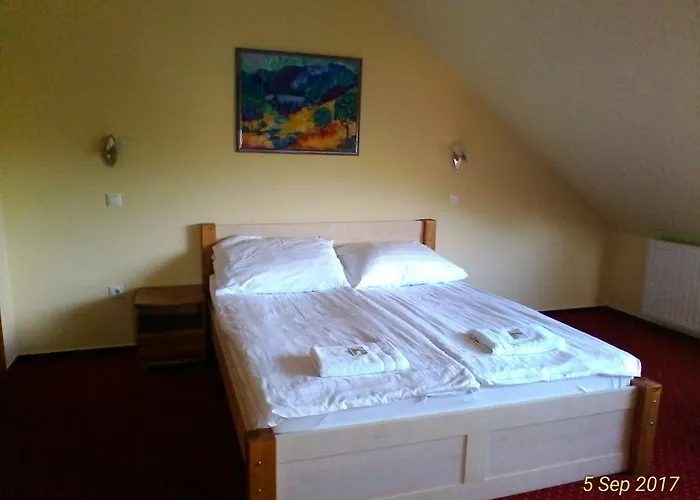 לינה וארוחת בוקר Kek Oeboel Panzio Balatonfůzfő